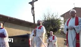 A Cornaleto l'epidemia non ferma la processione del Crocifisso