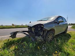 Mancata precedenza, auto contro camion: nessun ferito