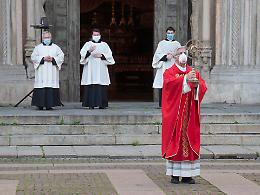Il vescovo Antonio benedice la città  e la diocesi