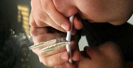 Giovani, pericolo droga: mix  micidiale col virus