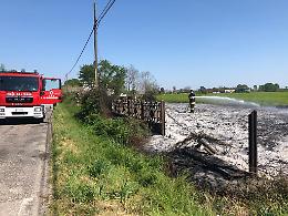 Sterpaglie a fuoco, incendio subito domato dai pompieri