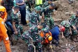 Indonesia: travolti da una frana in miniera, 9 morti