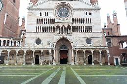 A Cremona l'erba invade piazza del Comune