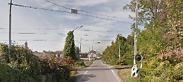 Via il passaggio a livello, bufera sulla soppressione