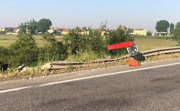 Fuori strada dopo mezzanotte, 21 enne trasportato a Brescia