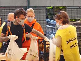 Fedez e Chiara Ferragni volontari all'Ortomercato di Milano