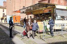 FOTO Coronavirus, torna il mercato: coda lunga e disciplinata
