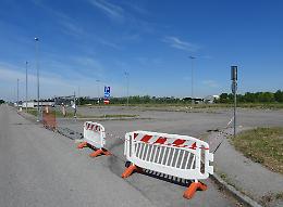Incuria e degrado, chiuso il parcheggio dell’area industriale
