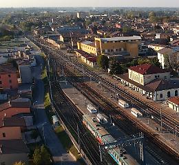 La protesta di Borgo Fornace: rumori e puzza, i treni non danno tregua