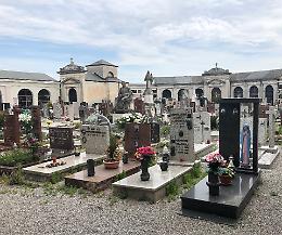 Furti nei cimiteri appena riaperti: fiori e ceri subito nel mirino
