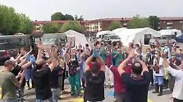 VIDEO Ai Samaritani i saluti e le sciarpe del gruppo Fb «Noi siamo i cremonesi»
