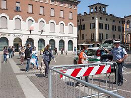 Cremona, mercato in piazza tra code e proteste