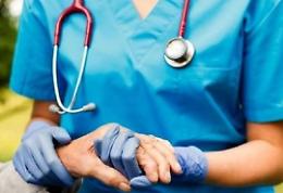 Infermieri in fuga: «Una professione senza carriera»