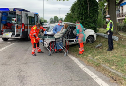 Perde il controllo dell'auto e abbatte il guardrail, ricoverata 86 enne