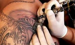 Covid, centri tatuaggi e piercing: ok all'apertura in Lombardia