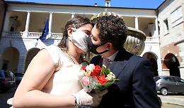 L’amore nell’era Covid, due cuori e mascherine
