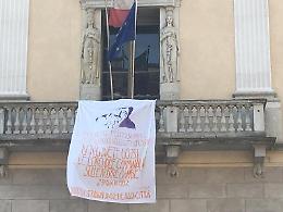 Giornata Nazionale della Legalità, esposto uno speciale lenzuolo al balcone di Palazzo Ala Ponzone 