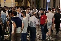 Assembramenti con bevande in strada, a Crema vietati fino al 31 agosto