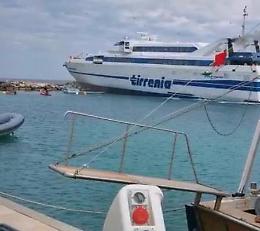 Traghetto Tirrenia finisce sugli scogli alle Tremiti