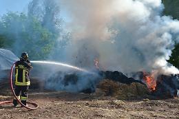 Rotoballe a fuoco in un'azienda agricola