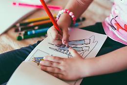 Con i disegni i bambini vicini ai nonni nelle Rsa