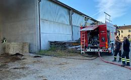 Incendio, rotoballe a fuoco in cascina: rogo domato dai pompieri