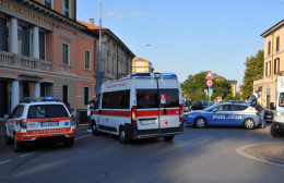 Attraversa la strada, investito pedone 86enne: non è grave