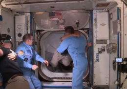 Crew Dragon, aperto il portello. Abbraccio storico fra gli equipaggi