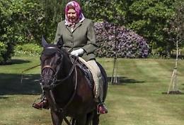 Coronavirus: Gb, prima foto regina, a cavallo a Windsor