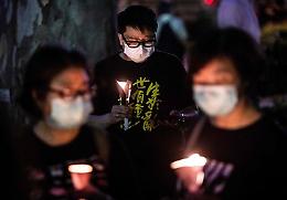 Hong Kong, la polizia reprime i manifestanti per Tienanmen
