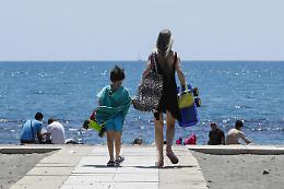 Regole Iss per le spiagge, bagni sicuri ma a distanza