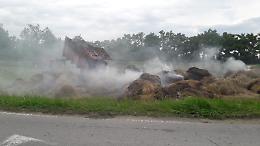 In fiamme centinaia di balle di fieno