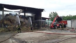 VIDEO Incendio a Pozzaglio: a fuoco centinaia di balle di fieno