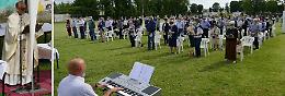 Covid, la messa al campo sportivo per commemorare i defunti diventa un segno di speranza