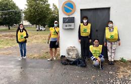 Rifiuti, raccolto un sacco di guanti monouso in via dei Cappuccini