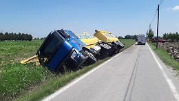 Camion esce di strada, illeso il conducente
