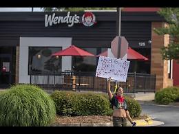 Atlanta: manifestanti danno fuoco a Wendy's