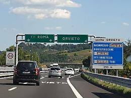 Cammina lungo l'autostrada A1, 35enne muore investito