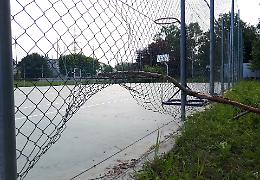 Via Bramante, sfide abusive. Playground: buco nella rete