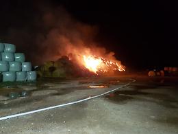 In fumo 500 rotoballe, vigili del fuoco in azione