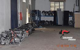 Blitz dei carabinieri, trovati i magazzini delle auto rubate: 5 denunciati