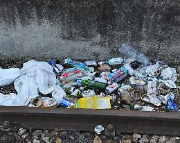 Ex scalo merci della stazione: il binario come una discarica
