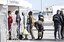 Poliziotto umilia migranti obbligandoli a prendersi a schiaffi
