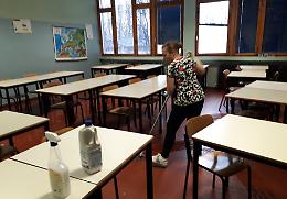 Riaprire a settembre, ma come? Striscioni davanti alle scuole