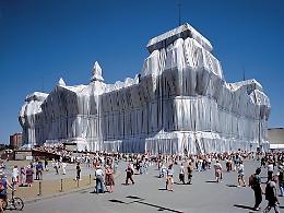Christo: i 25 anni dell'impacchettamento del Reichstag di Berlino
