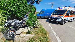 Sorpasso e schianto: con la moto contro la recinzione di una casa, 53enne ferito