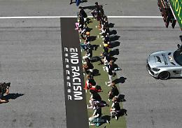 F1 torna con il Gp d'Austria, i piloti si inginocchiano contro il razzismo
