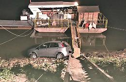 Parcheggia e va al bar, ritrova l'auto quasi nel fiume