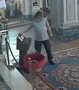 Furti in chiesa, il parroco pubblica le foto dei ladri