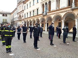 FOTO A Crema onori in piazza alle forze dell'ordine